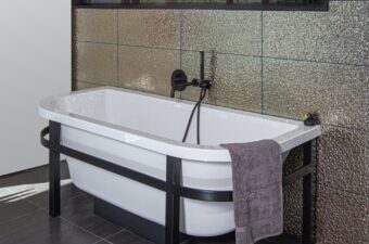 Opstelling met bad in badkamer showroom Broek op Langedijk