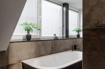 badkamer-met-matzwart-sanitair-bad-3