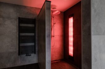 betonlook-badkamer-douche-met-sunshower