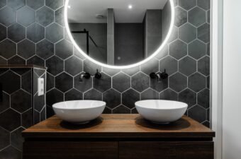 betonlook-badkamer-spiegel-met-verlichting