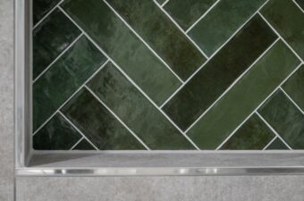 lichte-badkamer-visgraat-tegelwerk-groen