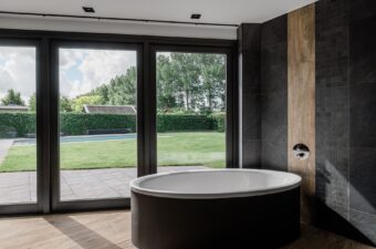 ruime-houtlook-badkamer-vrijstaand-bad